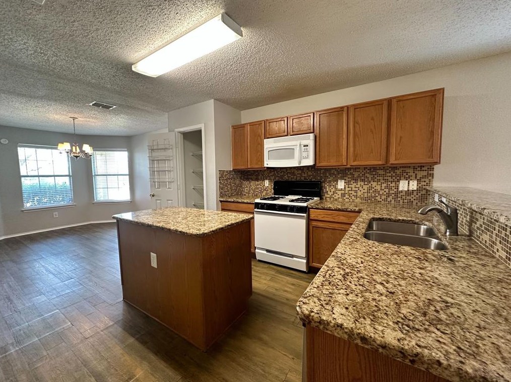 1103 Alexandria Dr, Forney TX  75126-6460 exterior