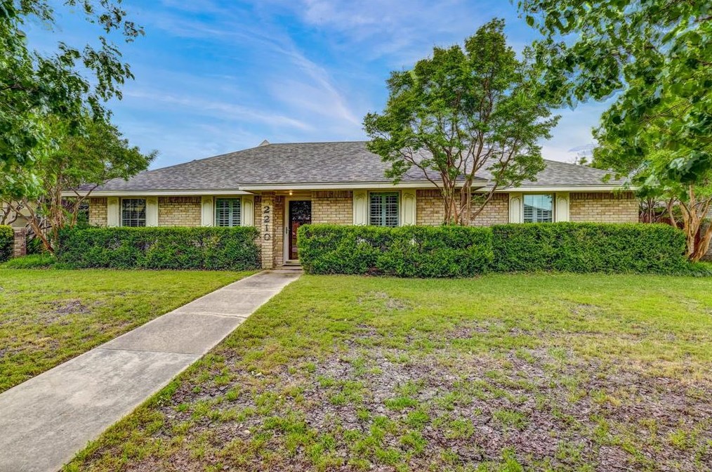 2210 Roundrock Dr, Carrollton, TX 75007