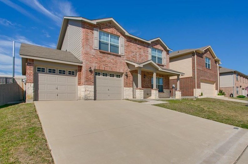 552 Crystal Springs Dr, Fort Worth, TX 76108