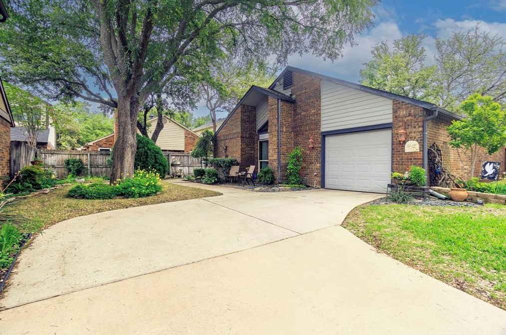 448 Arbor Creek Dr, Euless, TX 76039