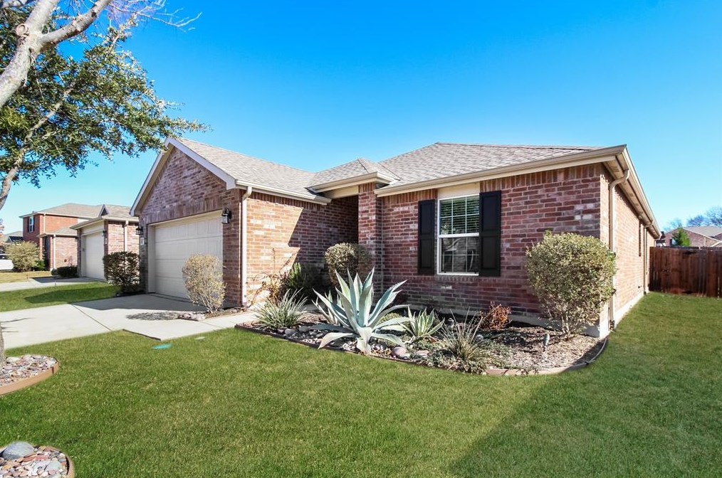 1717 Gayla Creek Dr, Oak Point, TX 75068
