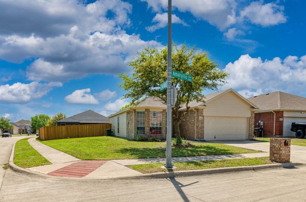 9901 Amaryllis Ln, Fort Worth, TX 76108