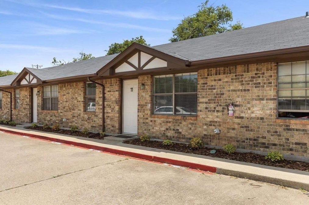 112 S Summit St #10, Oak Leaf, TX 75154