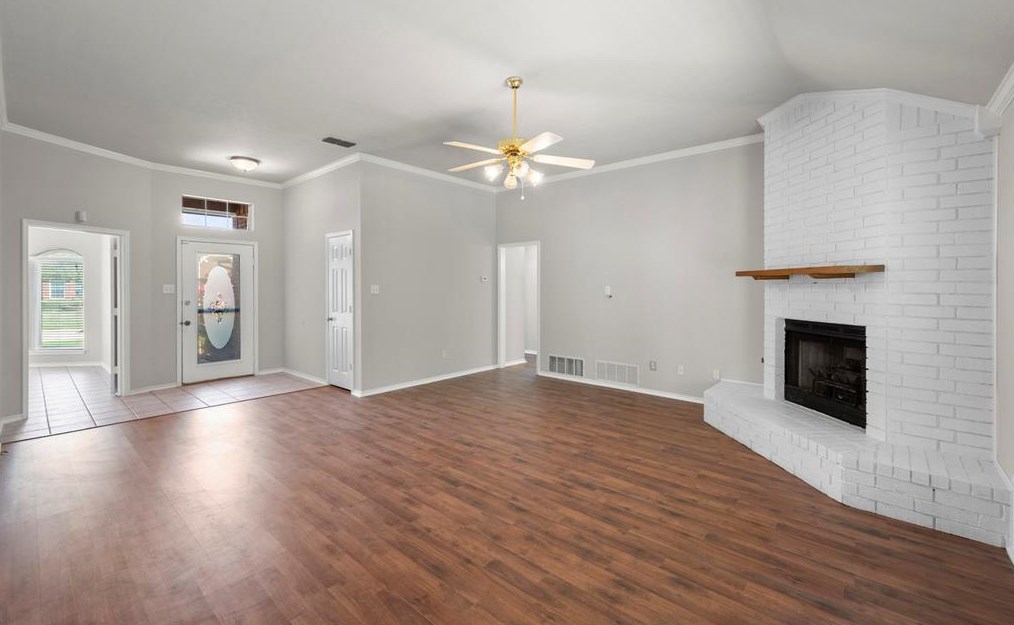 1085 Springwood Dr, Fort Worth, TX 76179
