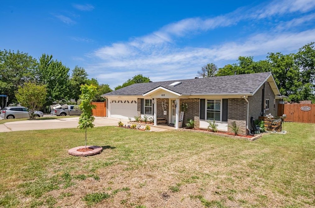 610 Shelmar Dr, Euless, TX 76039