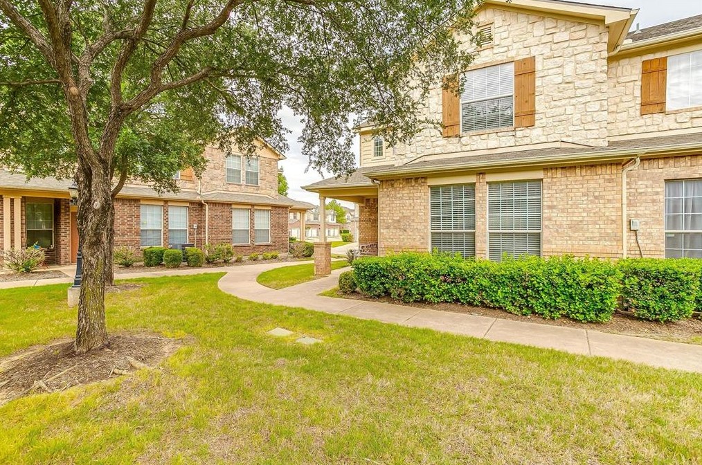 2722 Hyde Park Dr, Grand Prairie TX  75050-1315 exterior