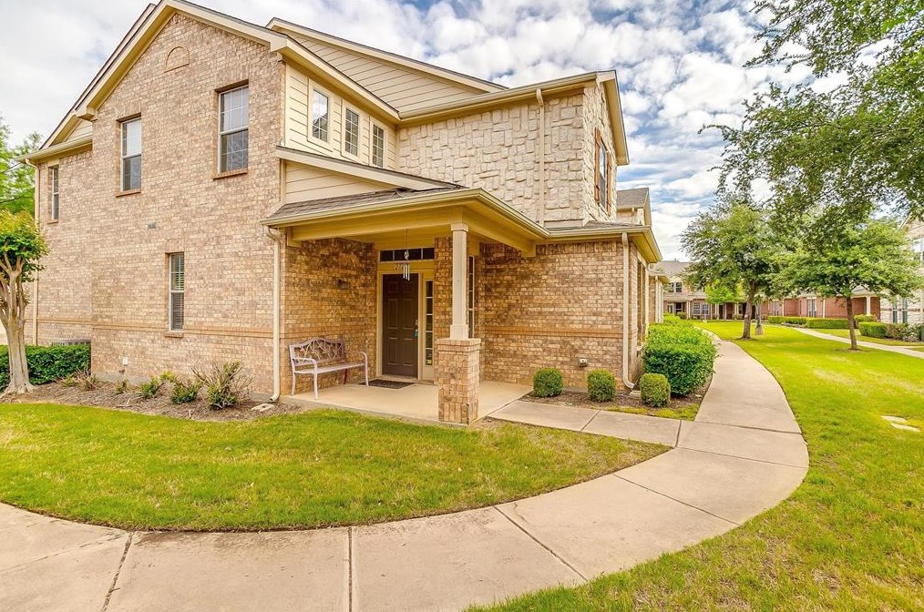 2722 Hyde Park Dr, Grand Prairie TX  75050-1315 exterior