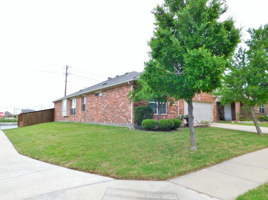 701 Lone Pine Dr, Oak Point, TX 75068