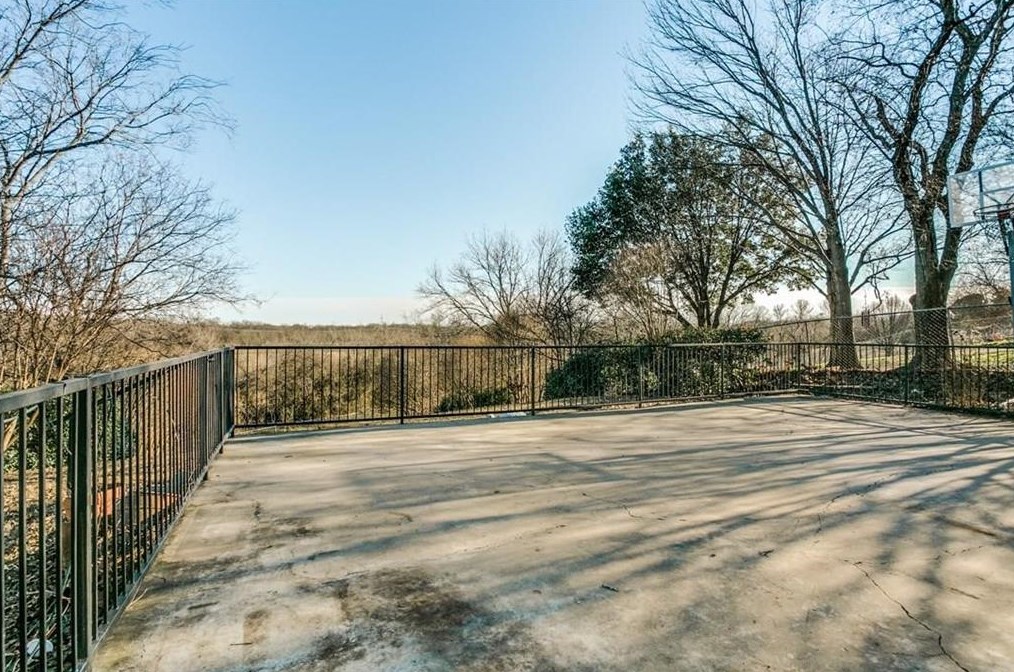 2126 Country Oaks Dr, Garland, TX 75040