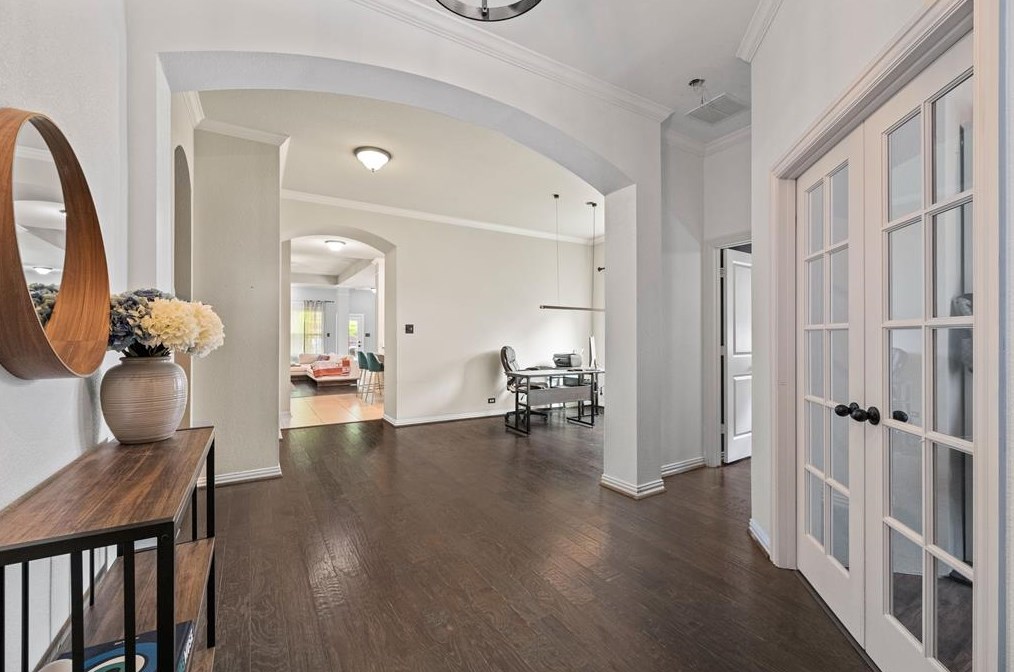 7062 Belteau Ln, Dallas, TX 75227
