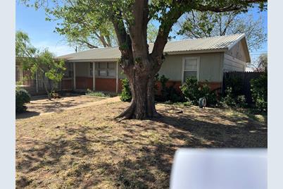 915 E 5th Street, Rotan, TX 79546 - Photo 1