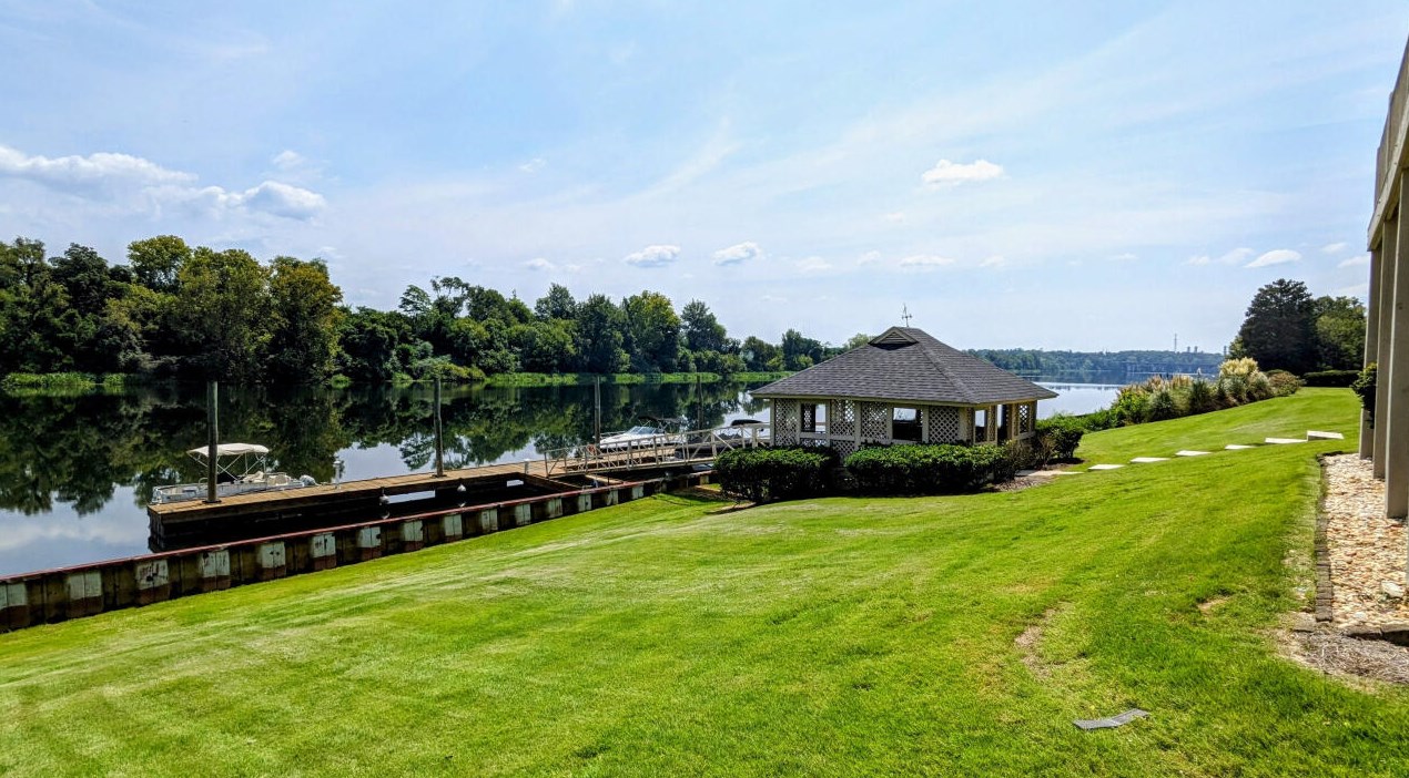 826 Riverfront Dr, Augusta GA 30901-1948 exterior