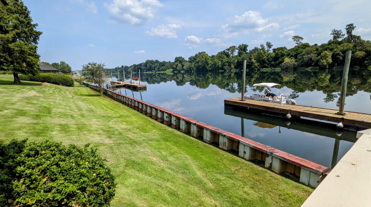 826 Riverfront Dr, Augusta GA 30901-1948 exterior