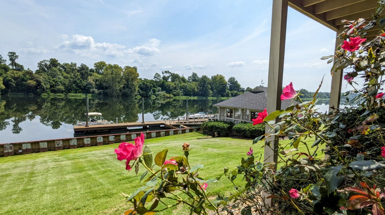 826 Riverfront Dr, Augusta GA 30901-1948 exterior