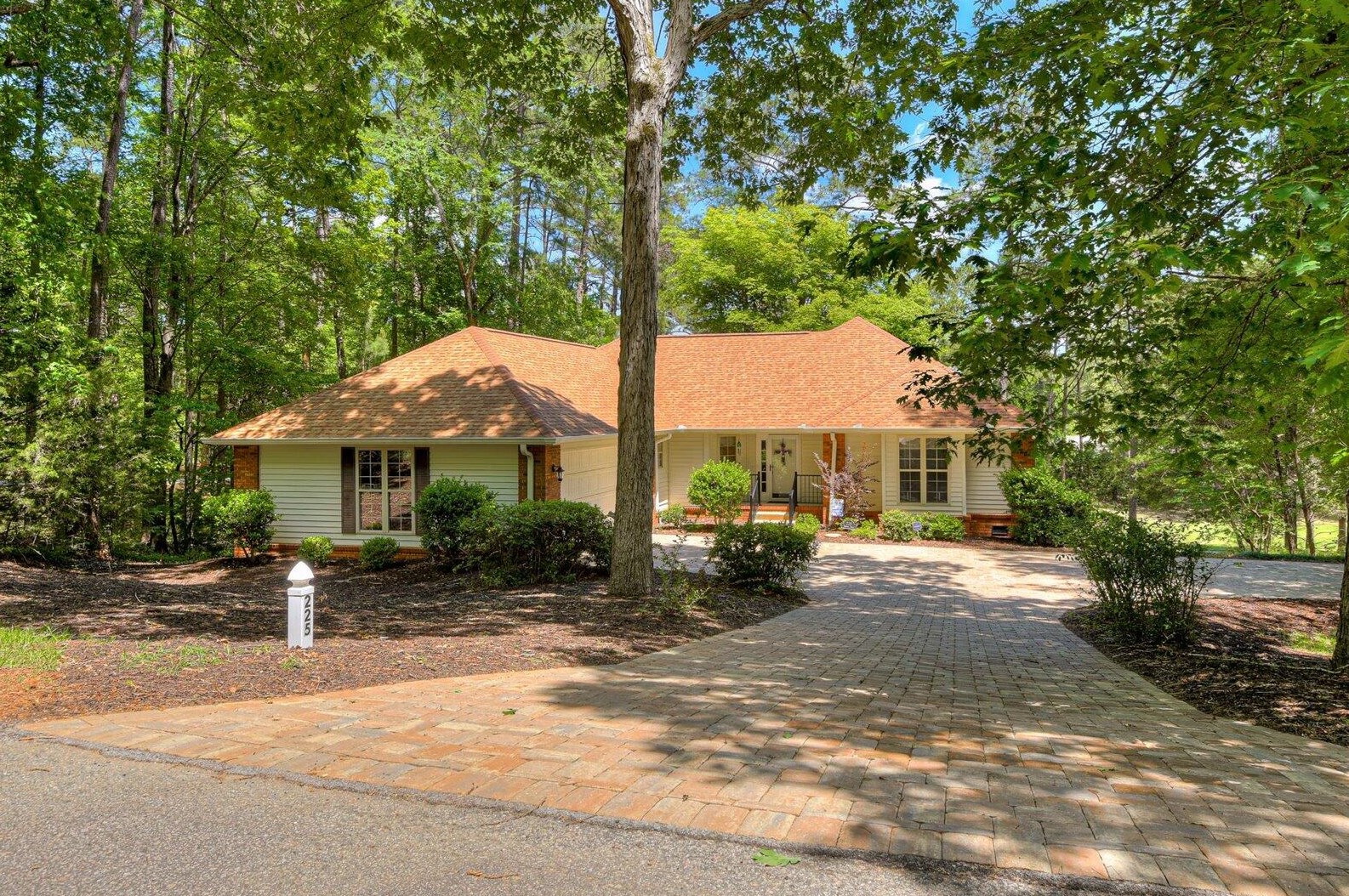 225 Fairway Dr, Mc Cormick, SC 29835-2820