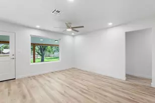 323 Broadmoor St, Fredericksburg, TX 78624 - Photo 8