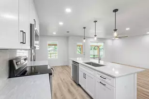 323 Broadmoor St, Fredericksburg, TX 78624 - Photo 4