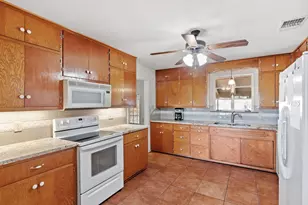 505 Waldrip St, Fredericksburg, TX 78624 - Photo 10