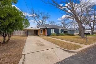 314 W Hackberry St, Fredericksburg, TX 78624 - Photo 4