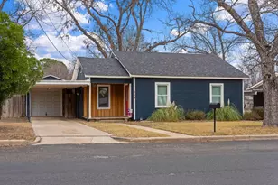 314 W Hackberry St, Fredericksburg, TX 78624 - Photo 2