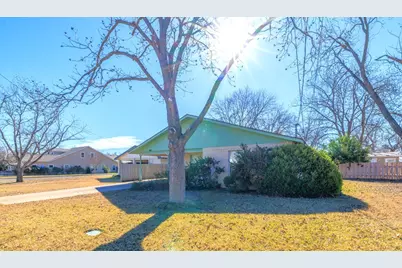 707 Bell St, Fredericksburg, TX 78624 - Photo 2