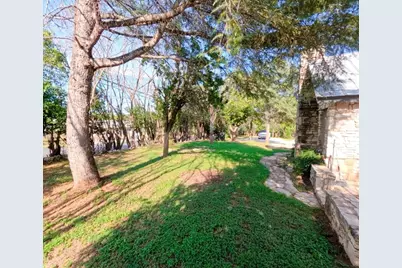 609 Live Oak St, Fredericksburg, TX 78624 - Photo 10