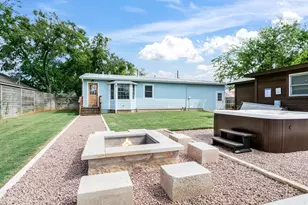 915 Bell St, Fredericksburg, TX 78624 - Photo 4