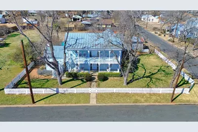 908 N Crockett St, Fredericksburg, TX 78624 - Photo 2