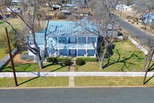 908 N Crockett St, Fredericksburg, TX 78624 - Photo 2