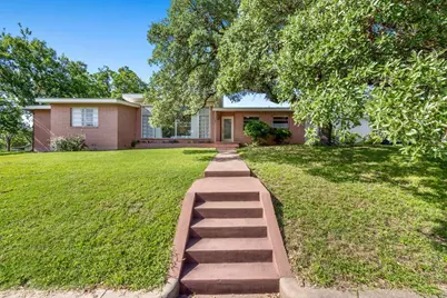 207 Walnut St, Fredericksburg, TX 78624 - Photo 2