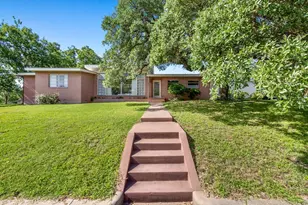 207 Walnut St, Fredericksburg, TX 78624 - Photo 2