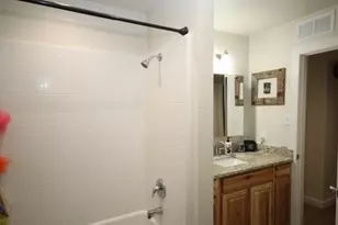 105 E Kathleen Dr, Kerrville, TX 78028 - Photo 12