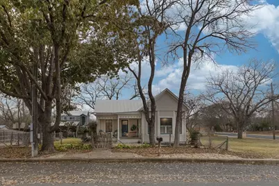 319 W Creek St, Fredericksburg, TX 78624 - Photo 2