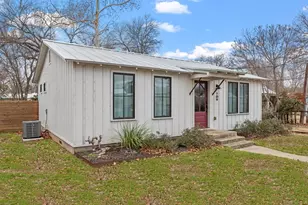 109 E Centre St, Fredericksburg, TX 78624 - Photo 2