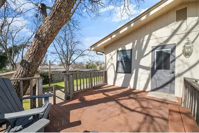 209 E Travis St, Fredericksburg, TX 78624 - Photo 2