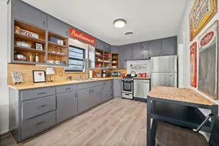 209 E Travis St, Fredericksburg, TX 78624 - Photo 4