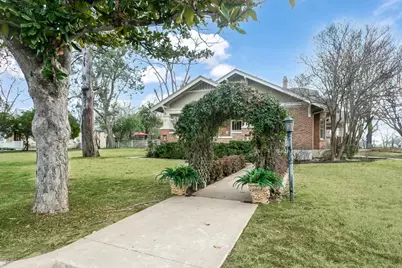 101 E Hackberry St, Fredericksburg, TX 78624 - Photo 2