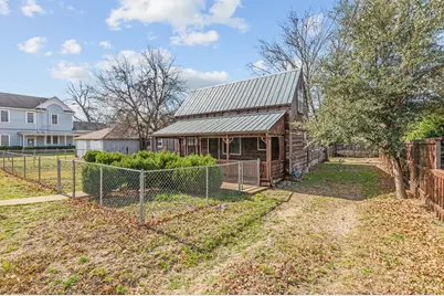 209 W Travis St, Fredericksburg, TX 78624 - Photo 2