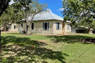 422 S Orange St, Fredericksburg, TX 78624 - Photo 2