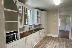 422 S Orange St, Fredericksburg, TX 78624 - Photo 8