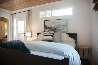 204 S Elk St, Fredericksburg, TX 78624 - Photo 4