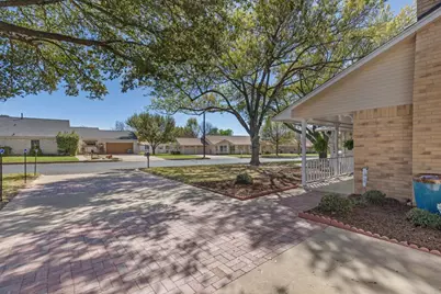 211 W Driftwood Dr, Fredericksburg, TX 78624 - Photo 4