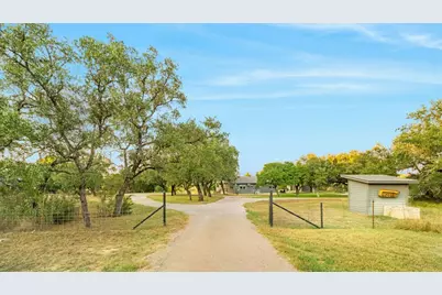 746 Trail Rock Dr, Johnson City, TX 78636 - Photo 2