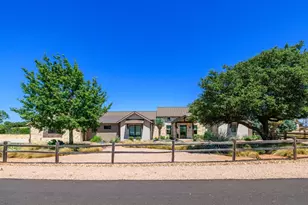 220 N Spies Ridge Dr, Fredericksburg, TX 78624 - Photo 4