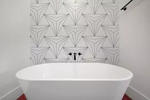 202 S Cherry St, Fredericksburg, TX 78624 - Photo 2