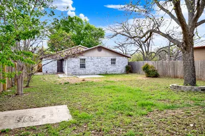 512 S Mesquite St, Fredericksburg, TX 78624 - Photo 4