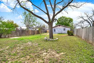 512 S Mesquite St, Fredericksburg, TX 78624 - Photo 16
