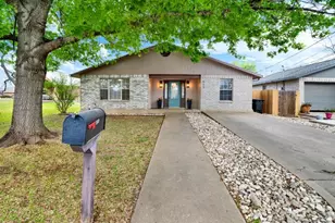 512 S Mesquite St, Fredericksburg, TX 78624 - Photo 2