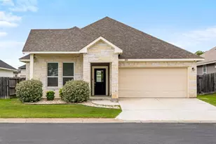 203 Winston Dr, Fredericksburg, TX 78624 - Photo 2