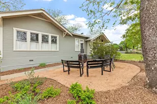 215 E Travis St, Fredericksburg, TX 78624 - Photo 18